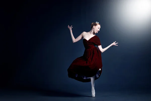 Joven bailarina con un cuerpo perfecto está bailando en el fotoestudio en diferentes vestidos —  Fotos de Stock