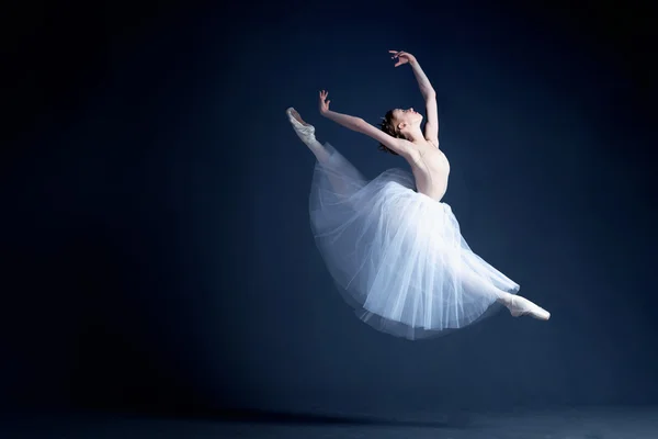 Junge Ballerina mit perfektem Körper tanzt im Fotostudio in verschiedenen Kleidern — Stockfoto