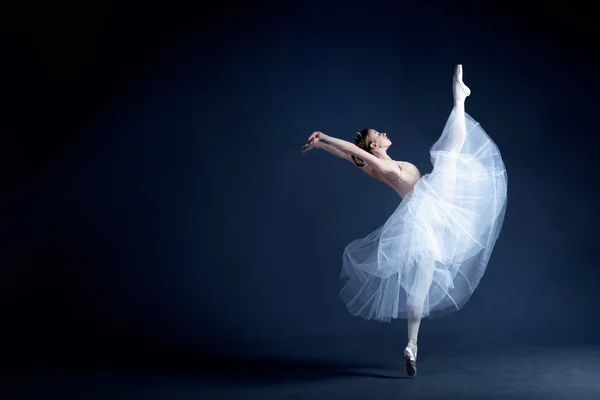 Joven bailarina con un cuerpo perfecto está bailando en el fotoestudio en diferentes vestidos —  Fotos de Stock