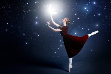 Genç balerin yıldızlı gece gökyüzü arka planda dans ediyor.