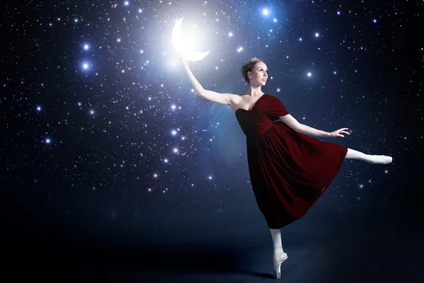Молодая балерина танцует на фоне звездного ночного неба . — стоковое фото