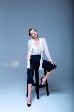 Beyaz bir gömlek bir genç kadın modeli moda çekim.