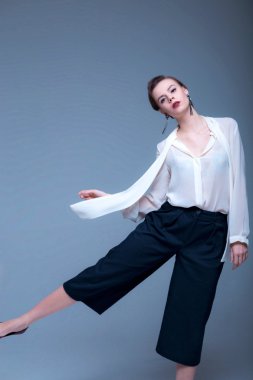 Beyaz bir gömlek bir genç kadın modeli moda çekim.