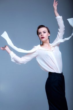 Beyaz bir gömlek bir genç kadın modeli moda çekim.