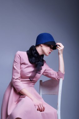 Pembe elbiseli bir genç kadın modelinin moda çekim.
