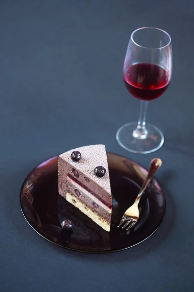 ブルーベリー チョコレート層のムースケーキ — ストック写真