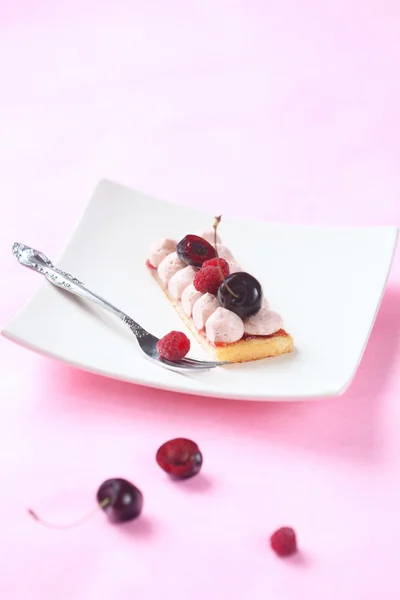 Kawałek niskie jagoda ciasto z musem z białej czekolady — Zdjęcie stockowe