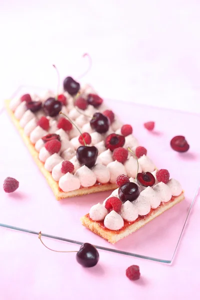 Low Rectangular Berry Cake with White Chocolate Mousse — Stock Photo, Image