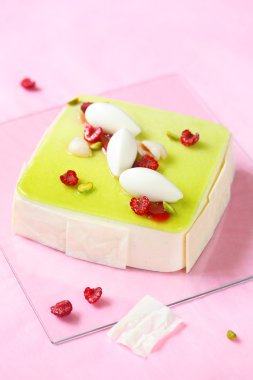 Kare fıstıklı ahududu Mousse Kek 