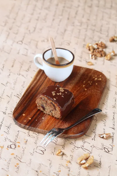 Datum Bundt Cake met walnoten en chocolade Mirror Glaze — Stockfoto