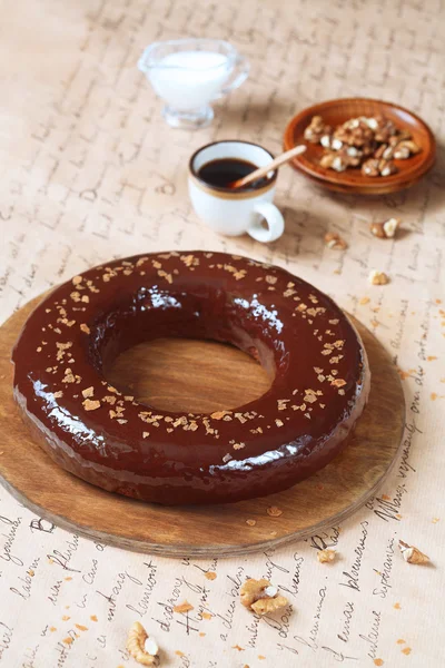 Торт с грецкими орехами и шоколадной глазурью — стоковое фото