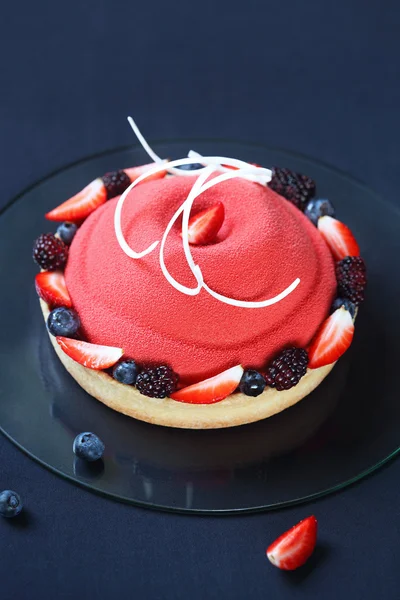 Współczesny lato Berry Mousse Cake — Zdjęcie stockowe
