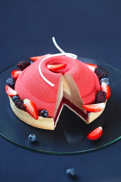 Wewnątrz współczesny lato Berry Mousse Cake — Zdjęcie stockowe