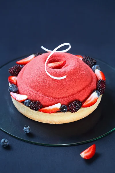 Mousse di frutti di bosco estiva contemporanea Torta — Foto Stock