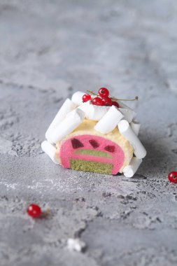 Çağdaş Kırmızı Meyve ve Kiraz Çayı Bireysel Kremalı Kek, gri arkaplanda Meringue Kurabiyeleriyle süslenmiştir..