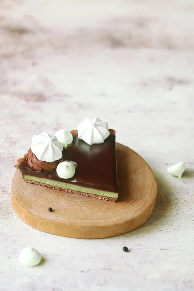 Tarte Thé Matcha Chocolat Contemporain Avec Glaçure Miroir Chocolat Décorée — Photo