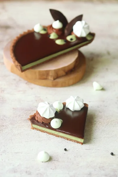 Contemporary Chocolate Matcha Tea Tart Chocolate Mirror Glaze Decorated Meringue — Stock Photo, Image