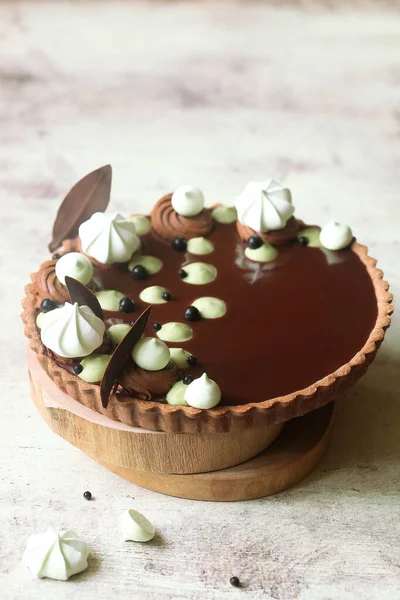 Zeitgenössische Schokolade Matcha Tee Torte Mit Schokoladenspiegelglasur Verziert Mit Meringue — Stockfoto