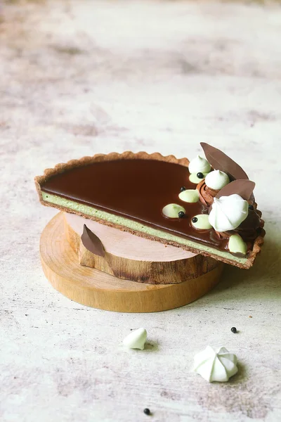 Tarte Thé Matcha Chocolat Contemporain Avec Glaçure Miroir Chocolat Décorée — Photo