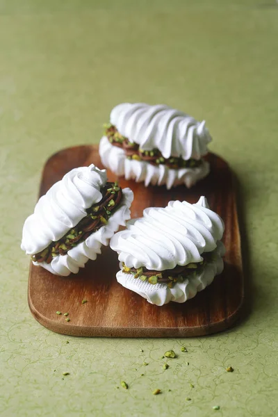 French Vanilla Meringue Sandwich Cookies Con Ripieno Ganache Cioccolato Pistacchi — Foto Stock