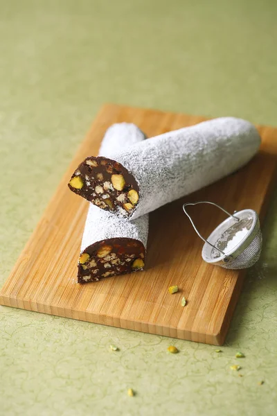 Salame Cioccolato Fatto Casa Con Pistacchi Spolverati Zucchero Velo Tagliere — Foto Stock