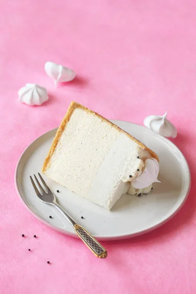 Bake Cheesecake Mit Vanille Panna Cotta Dekoriert Mit Meringue Cookies — Stockfoto