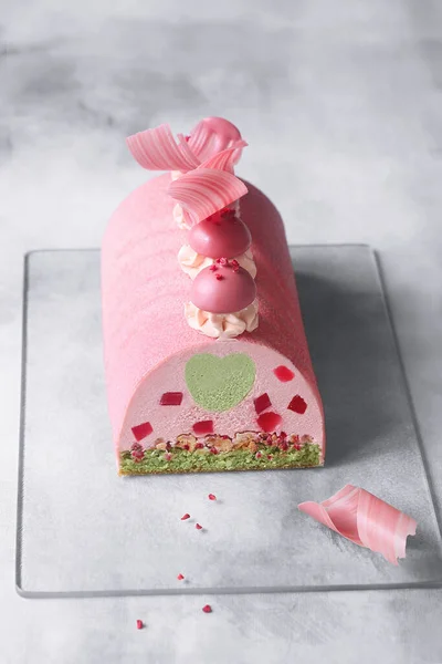 Współczesna Rubinowa Czekolada Czerwona Porzeczka Matcha Yule Log Mousse Cake — Zdjęcie stockowe