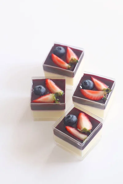 Βανίλια Panna Cotta Berry Compote Τετράγωνο Shot Glasses Λευκό Φόντο — Φωτογραφία Αρχείου