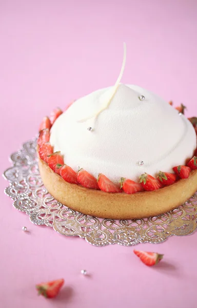 Mandel-Vanille-Mousse-Kuchen mit Erdbeeren — Stockfoto