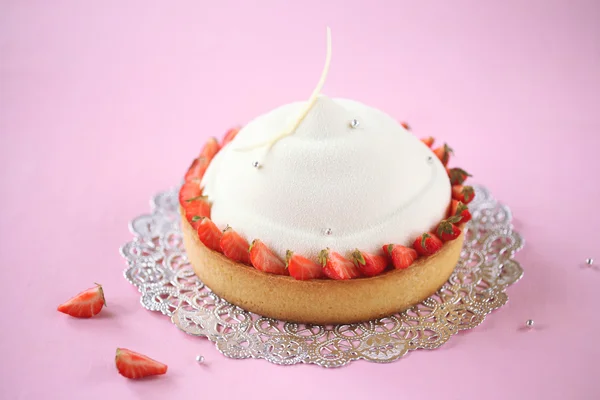 Amandel vanille Mousse Cake met aardbeien — Stockfoto