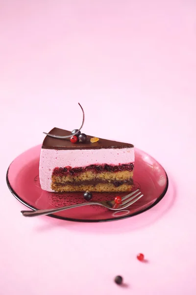 Een stuk van rode bessen Souffle taart — Stockfoto