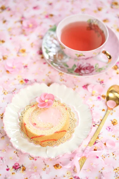 Pedaço de bolo de rolo suíço Deco com recheio de creme de morango — Fotografia de Stock