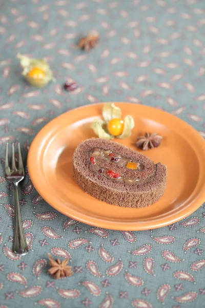 Kawałek ciasta czekolada Swiss Roll — Zdjęcie stockowe