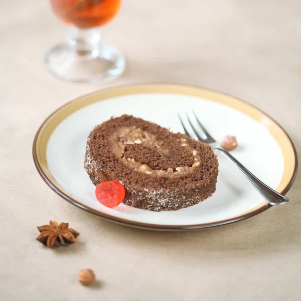 Kawałek ciasta czekolada Swiss Roll — Zdjęcie stockowe