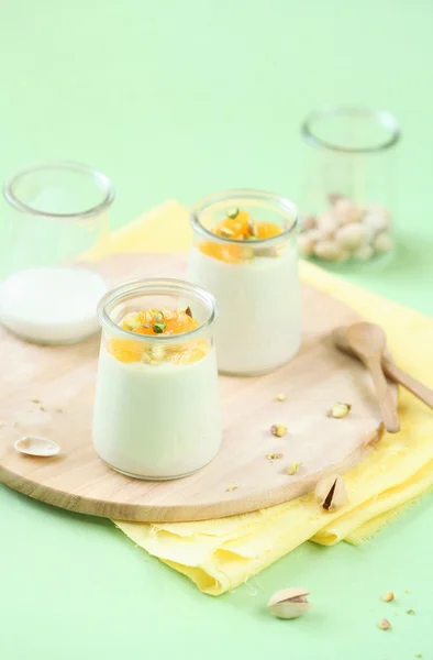 Pistazien-Panna-Cotta mit Honig-Orangen-Sauce — Stockfoto