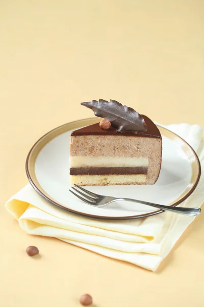 Stück Schokolade Haselnuss-Mousse-Kuchen — Stockfoto