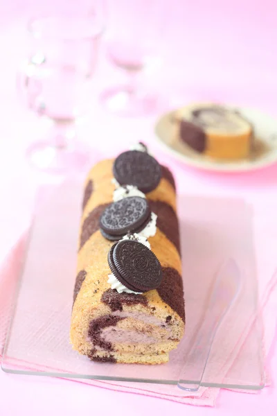 Oreo Swiss Roll Cake with White Chocolate and Cream Cheese Filling — Stock fotografie