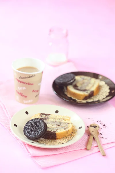 Two Pieces of Oreo Swiss Roll Cake — Stock Photo, Image