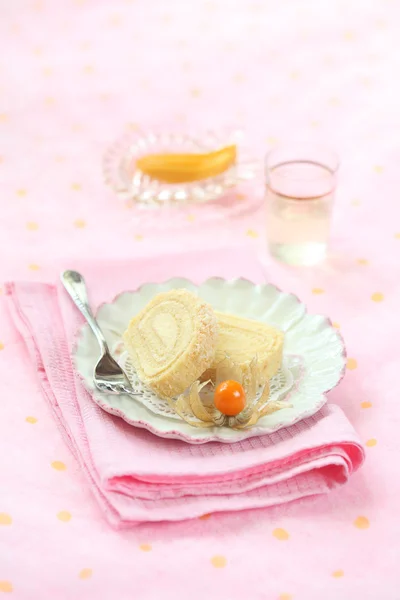 Two pieces of Tropical Swiss Roll Cake with Mango Cream Cheese Filling — Stock Photo, Image