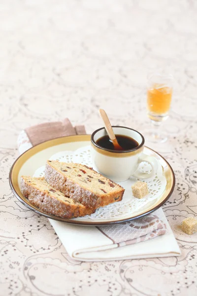 Due pezzi di torta Earl Grey Loaf con mirtilli rossi secchi e uva passa — Foto Stock