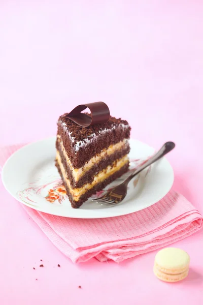 Stück Schokoladenkuchen mit Baiser und Passionsfruchtquark — Stockfoto