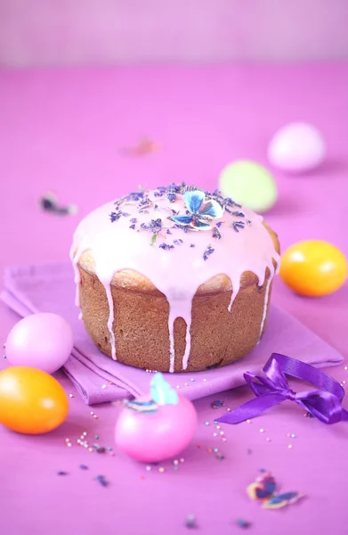 Kulich - Rus Paskalya kek ve renkli Paskalya yumurtaları