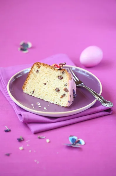 Stuk van Pasen taart met rozijnen — Stockfoto