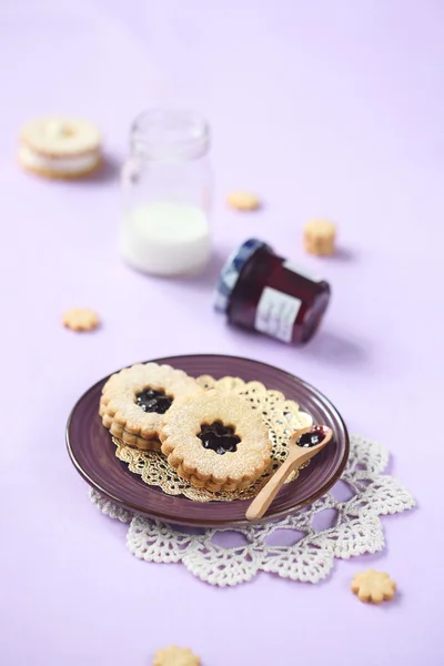 Zwei Sandwich-Kekse mit Blaubeermarmelade — Stockfoto