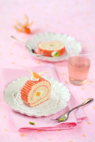 Dois pedaços de bolo de rolo suíço Deco — Fotografia de Stock