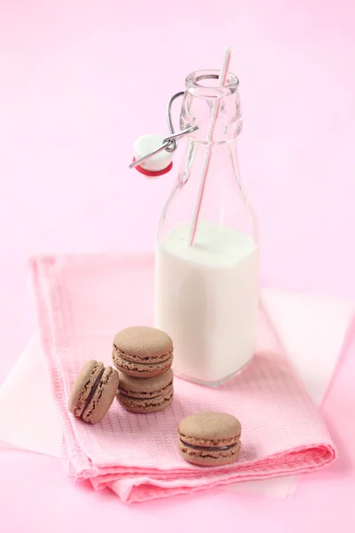 Chocolate Macarons dan sebotol susu — Stok Foto