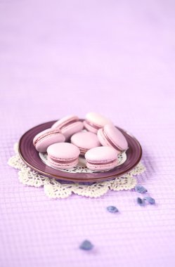 Menekşe Macarons doldurma Böğürtlenli krema ile