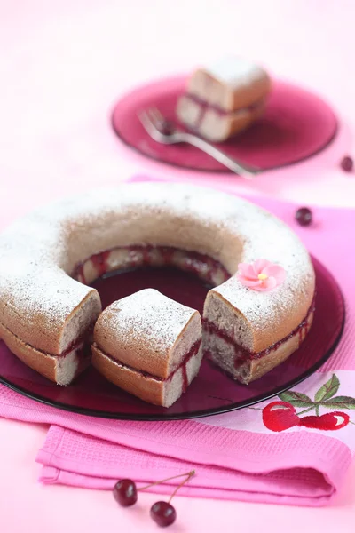 Einfacher Kuchen gefüllt mit Kirschmarmelade — Stockfoto