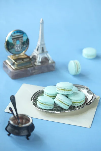 Blaue Macarons mit Minzfüllung — Stockfoto