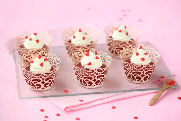 Bolos de veludo vermelho com cobertura de queijo creme — Fotografia de Stock